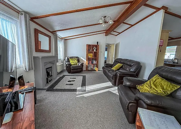 Gorgeous Lodge With Decking At Southview Holiday Park In Skegness Ref 33093V