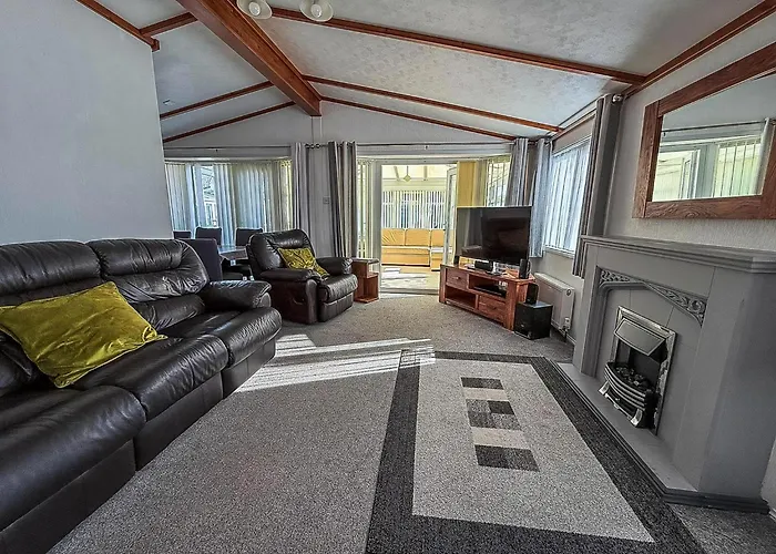 Gorgeous Lodge With Decking At Southview Holiday Park In Skegness Ref 33093V